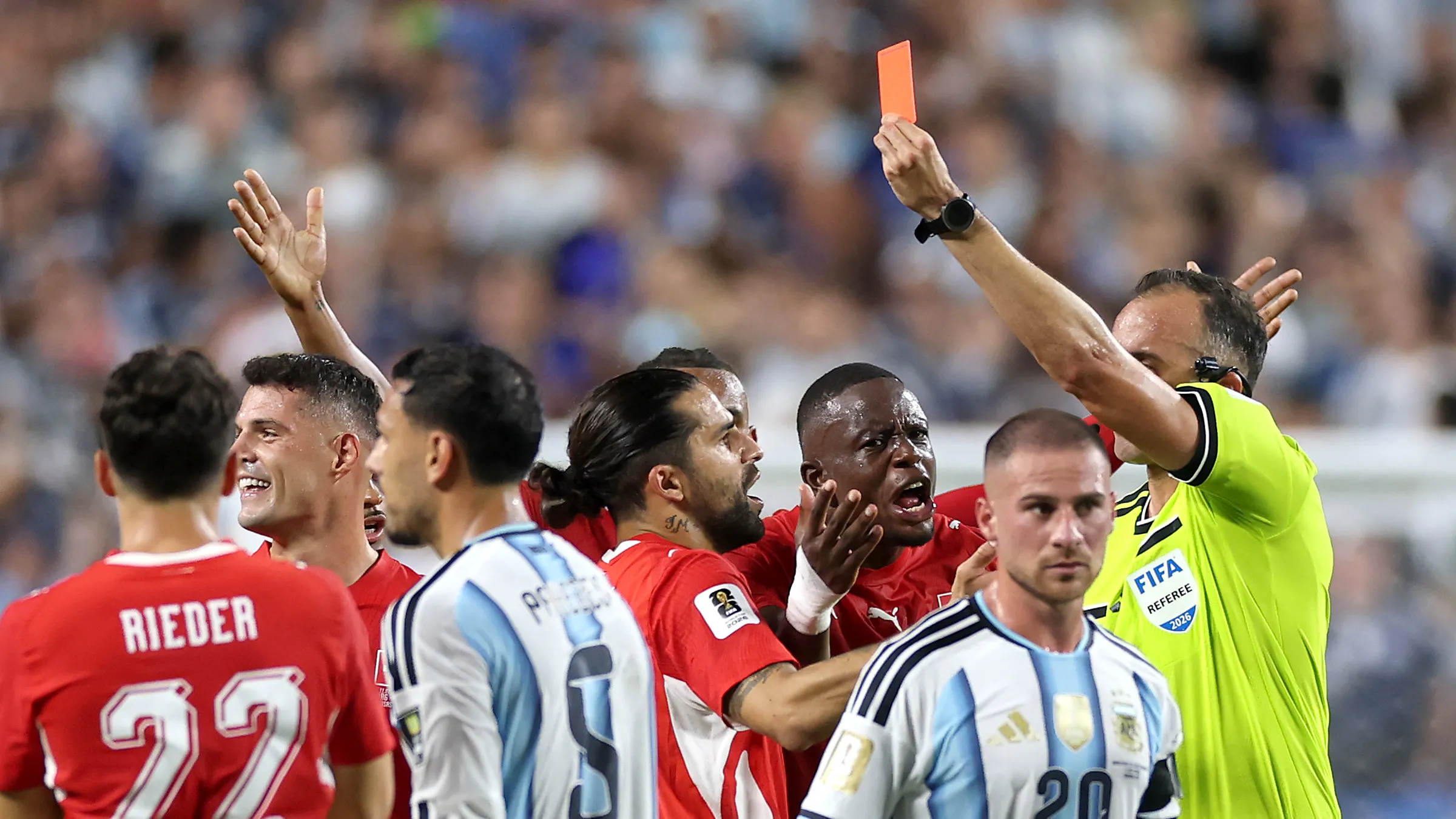 FIFA官方回应恩博洛红牌争议：判罚正确，IFAB通告被误解