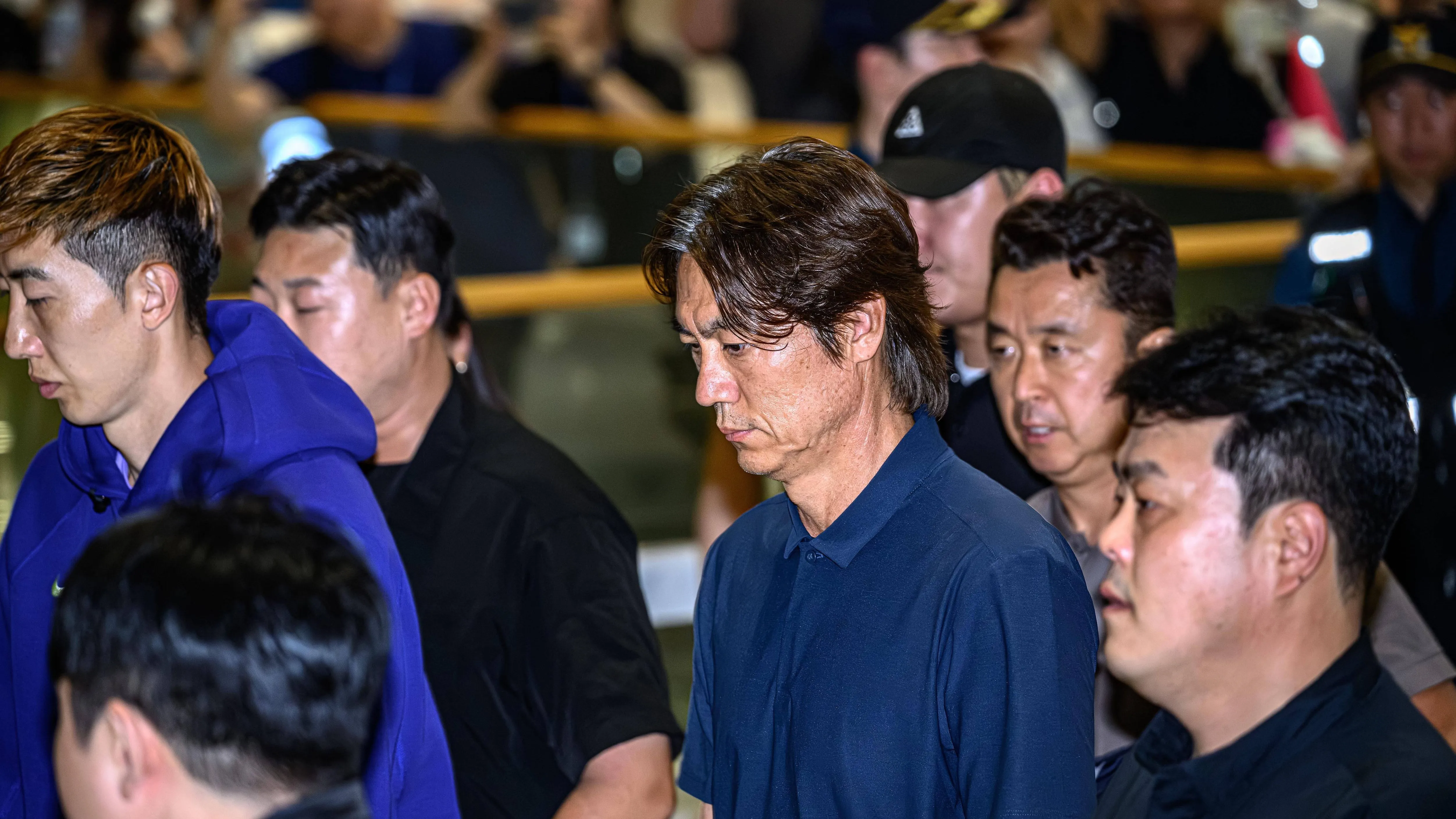 韩国足协遭警方搜查,“教练面包店”丑闻再升级,洪明甫任命风波持续发酵