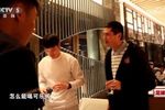 自律！邵佳一在饭桌旁告诫西海岸球员：职业球员怎么能喝可乐呢？