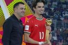 哈维颁奖！葡萄牙中场马特乌斯·米德斩获U17世界杯金球奖