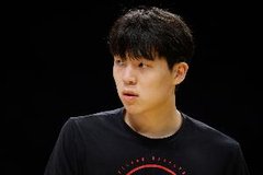 很轻松！杨瀚森场边和布雷克·韦斯利趣味互动