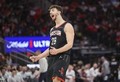 高难度！申京反击面对两人 垫步起飞折叠拉杆上篮2+1！