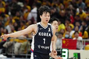 李贤重&李政玹合砍44分!媒体人:明摆着两个点 不知道咱怎么防的
