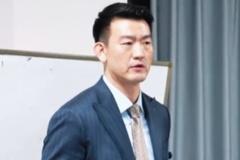 王博更衣室演讲：大家的防守有所松懈 5号位需要往三秒区里面去
