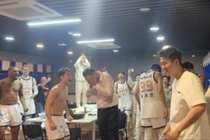 NBL球队首胜CBA球队 合肥狂风击败江苏男篮后在更衣室泼水庆祝