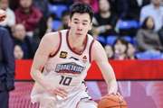 能里能外！郭昊文半场7中4拿到10分1板2助 突破双手扣篮很亮眼