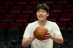 美媒体人:杨瀚森是今年选秀最具争议的选择 还不具备轮换的水平