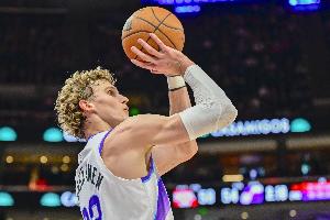 中规中矩！马尔卡宁上半场13中5&三分6中3 拿到15分5篮板