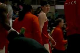 已经够快了！杨瀚森0.5秒接球三分神奇打板命中 超时无效无奈笑了