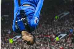 跌宕起伏！英超官推晒克鲁皮空翻庆祝照：用一张图片描述这场比赛