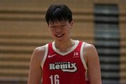 滑翔暴扣?杨瀚森挡拆下顺 接击地传球举火烧天滑翔暴扣！