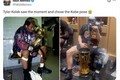 致敬传奇?！尼克斯二轮秀科勒克模仿科比的姿势与冠军奖杯合影