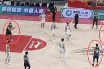 姜伟泽示意压时间&摩尔指篮下空档 姜伟泽突然传球给曾繁日扣空篮