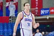 黑白双塔！半场大卫·詹姆斯7中5砍13分7板3助 雷诺兹5中4拿11分
