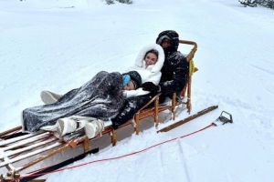 享受圣诞假期！卢宁社媒晒一家三口雪地度假照片