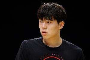4分2板2助1断1帽填满数据栏！杨瀚森钉板大帽艾萨克上篮！