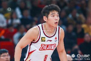 得分上双！陆文博半场4中3拿到10分1篮板