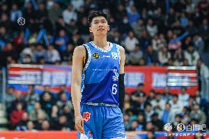 高开低走！邹阳半场4中2拿到7分1板 次节无表现