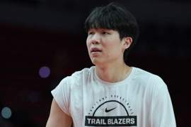 媒体人:对方小阵容 防守只有罗威能出来换防 杨瀚森克林根都得蹲