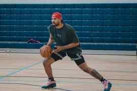 塔克：来欧洲最大的挑战是战术 和NBA完全不一样 得努力理解