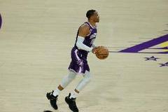 低效！威少上半场8投2中得到7分2板2助 空中犯规小卡引争议