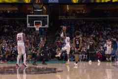 ?这什么神仙啊！半场最后一攻 马克西躲防守拉杆三分压哨轰进