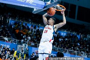 直播吧：广东外援奎因腿部受伤 今天再次前往医院诊断结果未出