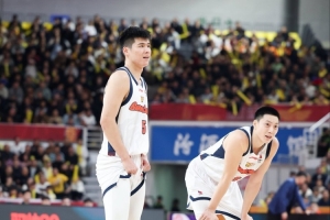 媒体人:擅长快攻反击的广东 今晚因身高劣势被北京摁着内线暴捶