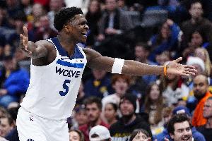 又爆了？森林狼末节大比分落后芬奇换替补 华子非常不满&直接离场