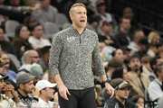 灰熊主帅伊萨洛抱怨斯玛特盖帽犯规 裁判对前者判罚技术犯规