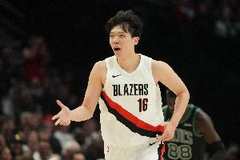 侵略性很够！杨瀚森坐打亨德里克斯 造成两罚全中！
