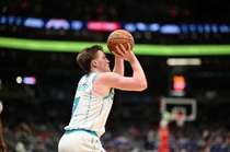 美记:克尼佩尔命中率效率都高 三球该多传球给他而不是小桥&米勒