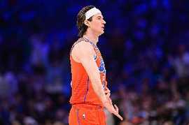 切特:卡尔森已凭实力赢得了真正的出场时间 他是非常出色的球员