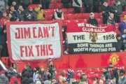 曼联球迷看台打横幅抗议：拉爵没戏，我们想要回我们的俱乐部