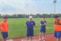 山东泰山与大连英博进行了一场热身赛,山东泰山1-2不敌大连英博