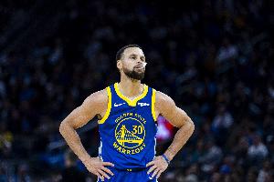 不用发力！库里吸引防守 全场12中6拿到14分5助