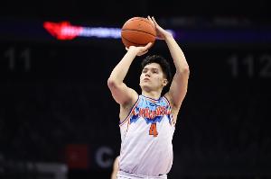 手感冰凉！伊力福拉提12投仅2中得到6分2板4助 正负值-12