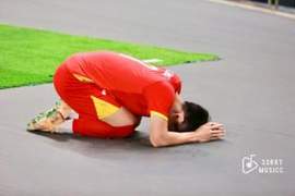 越南U23头号球星！阮庭北社媒晒埋头跪地照片：对不起大家啊！