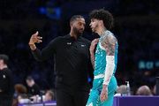 两队外线都铁麻了！骑士三分40中8 黄蜂三分更是仅47中8