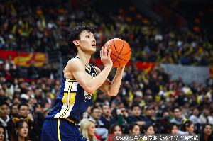 希望无碍！徐杰第三节被萨林杰误伤崴脚 全场出战17分钟三分5中1