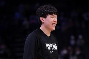 媒体人：杨瀚森打得多了 自然就知道怎么去防 怎么去抢 怎么去跟