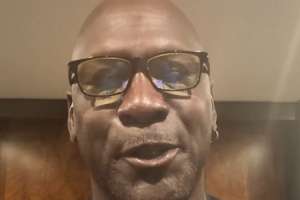 乔丹:祝贺罗斯的1号球衣被公牛退役 期待看到你我的球衣并排悬挂