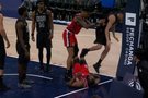 杰明保护哈登落地 科林斯误会了 直接给杰明推飞引发冲突