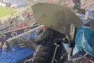邮报:诺坎普球场在暴雨中受考验,记者的电子设备都被淋湿