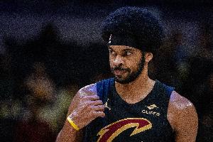 得吃得喝！贾勒特·阿伦半场9中6砍下13分8板 正负值+14