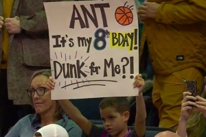 获赠华子球衣！小球迷举牌子：我今天8岁生日 你能给我扣次篮吗