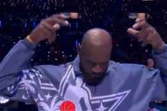 生涯第22次全明星NBA历史纪录！入场介绍时 詹姆斯自戴王冠