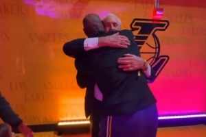 曾在热火共事四年！莱利雕像揭幕 詹姆斯赛前和他拥抱致意