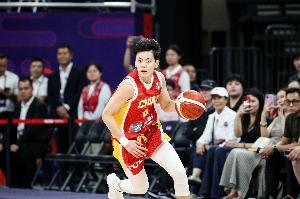 效率不高！杨舒予10投3中 拿到7分3板4助2断1帽填满数据栏
