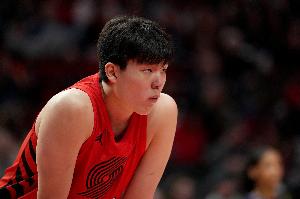 拿不到球！队友连续打铁失误 杨瀚森攻防两端疲于奔命
